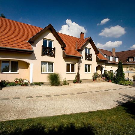 Keszi Panzio Hotel Budakeszi Buitenkant foto