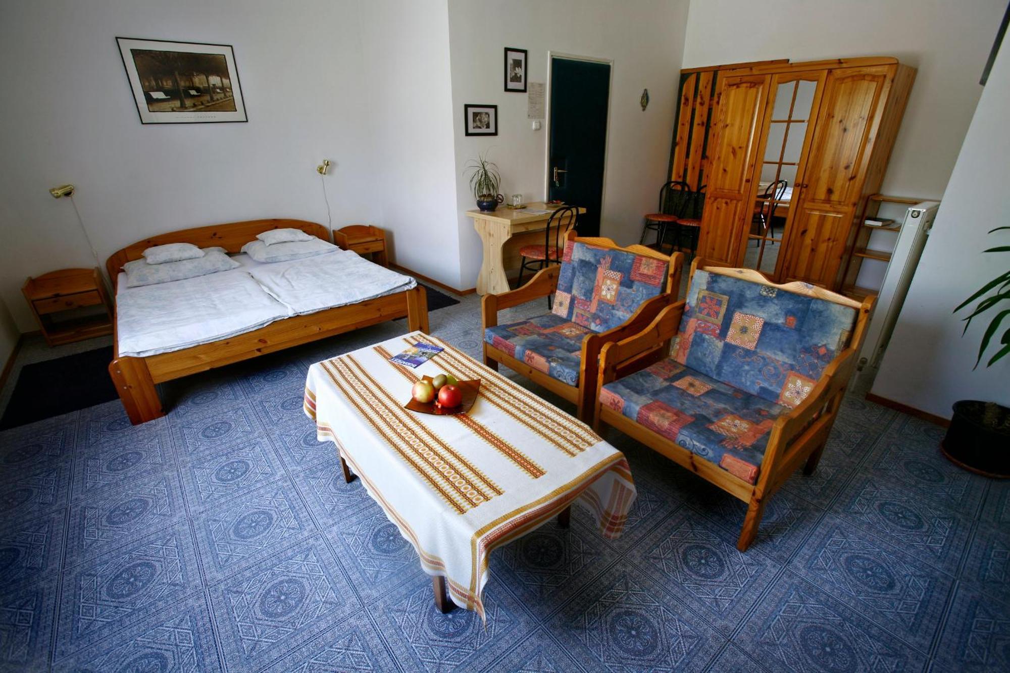 Keszi Panzio Hotel Budakeszi Buitenkant foto