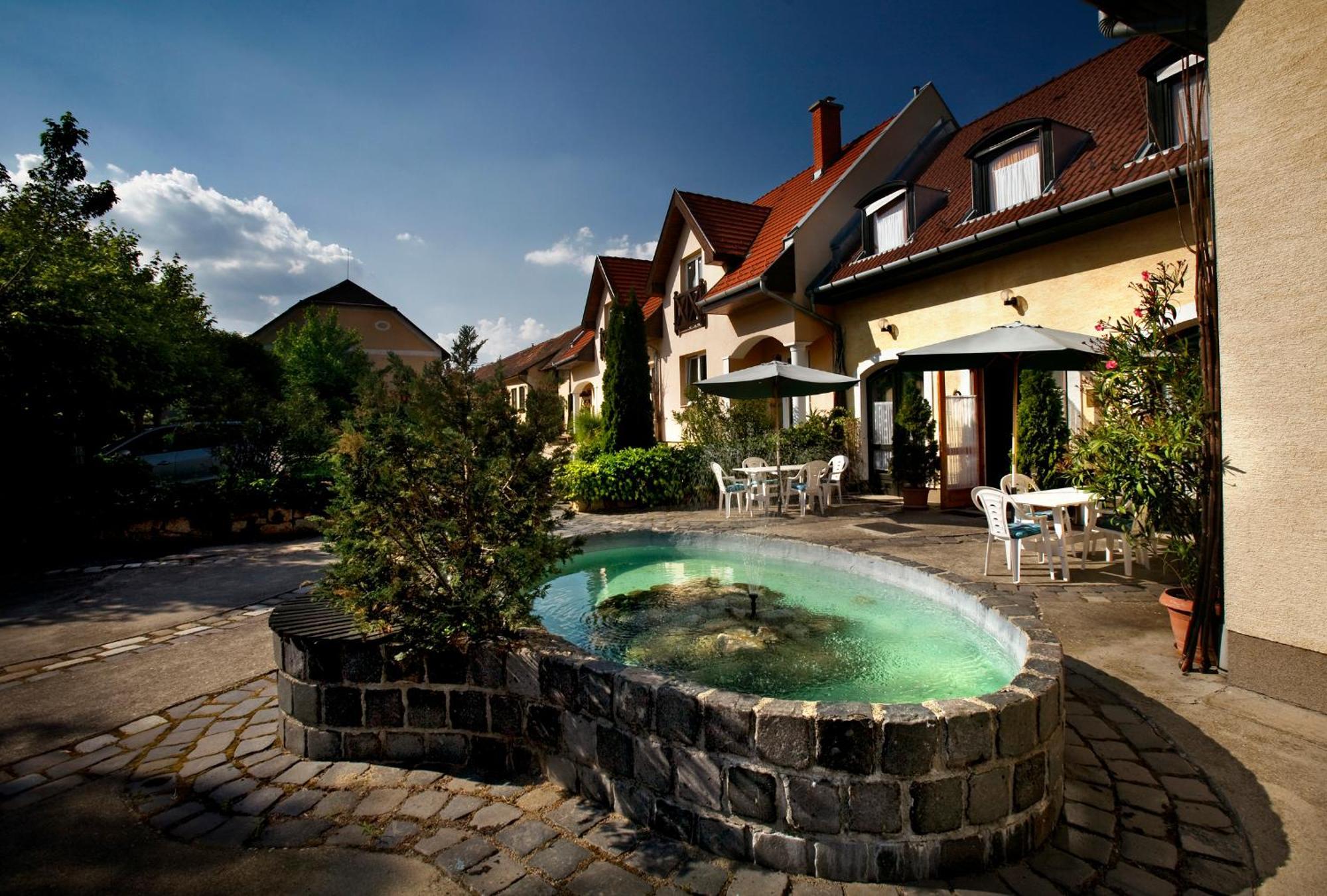 Keszi Panzio Hotel Budakeszi Buitenkant foto