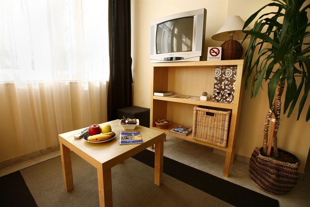 Keszi Panzio Hotel Budakeszi Buitenkant foto